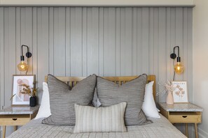 2 bedrooms, iron/ironing board, free WiFi, bed sheets - Sea Breeze, Luxury Views Seafront Stylish Home (Teignmouth)