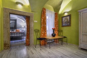 Habitación doble superior | Ropa de cama hipoalergénica y minibar 