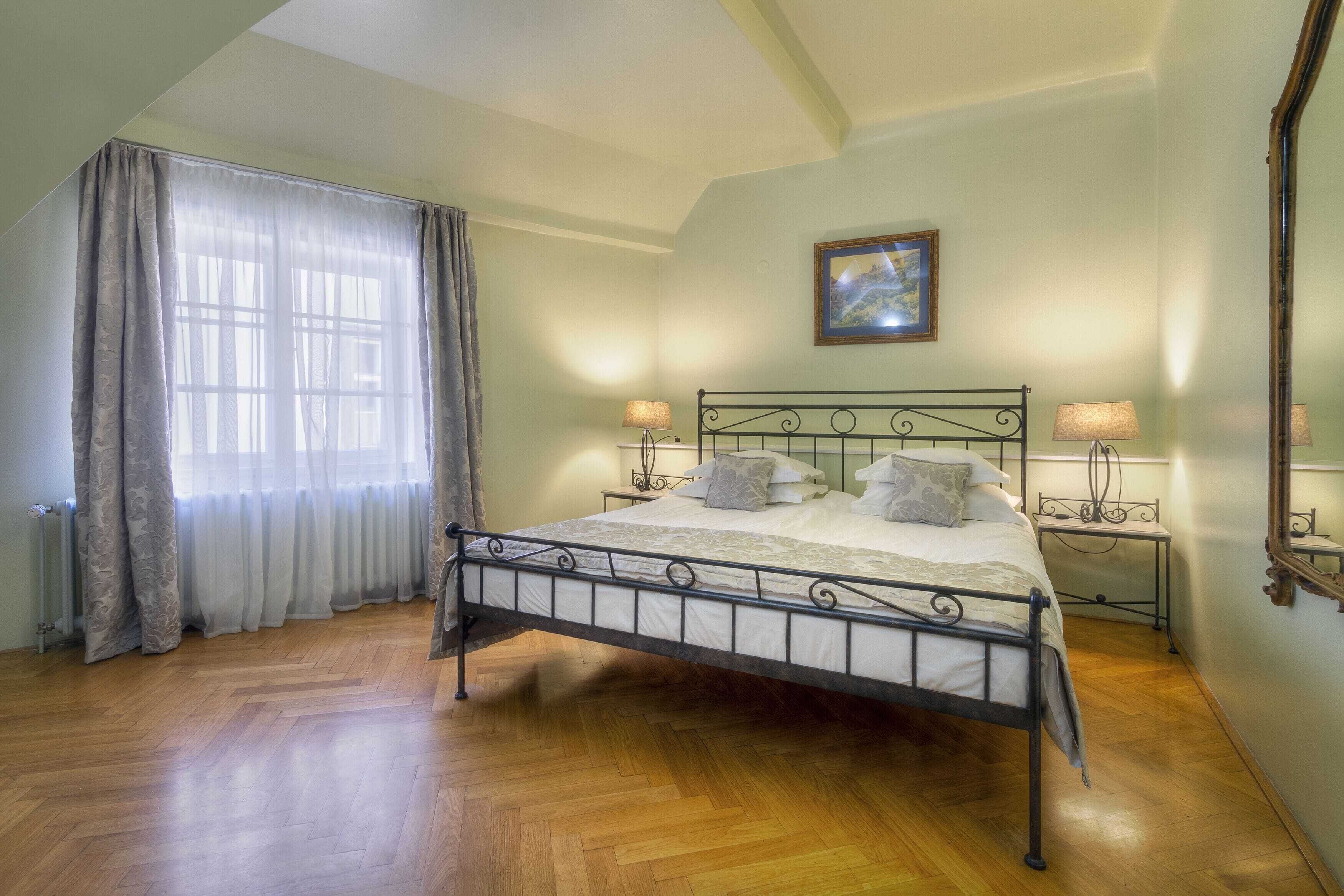 Hypo-allergenic bedding, minibar, in-room safe, desk