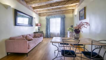 Duplex Suite | 1 間臥室、低過敏寢具、迷你吧、客房內保險箱