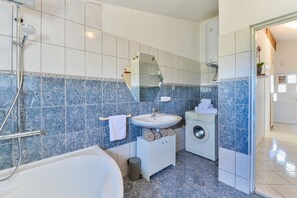 Shower, hair dryer, towels - Villa Marina (Sukosan)