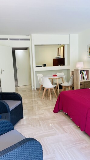 Iron/ironing board, bed sheets, wheelchair access