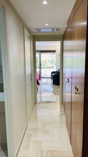 Interior - ROU503 (Cannes)