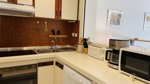 A kitchen with a Siemens oven, Bosch dishwasher, and a coffee maker. - ROU503 (Cannes)