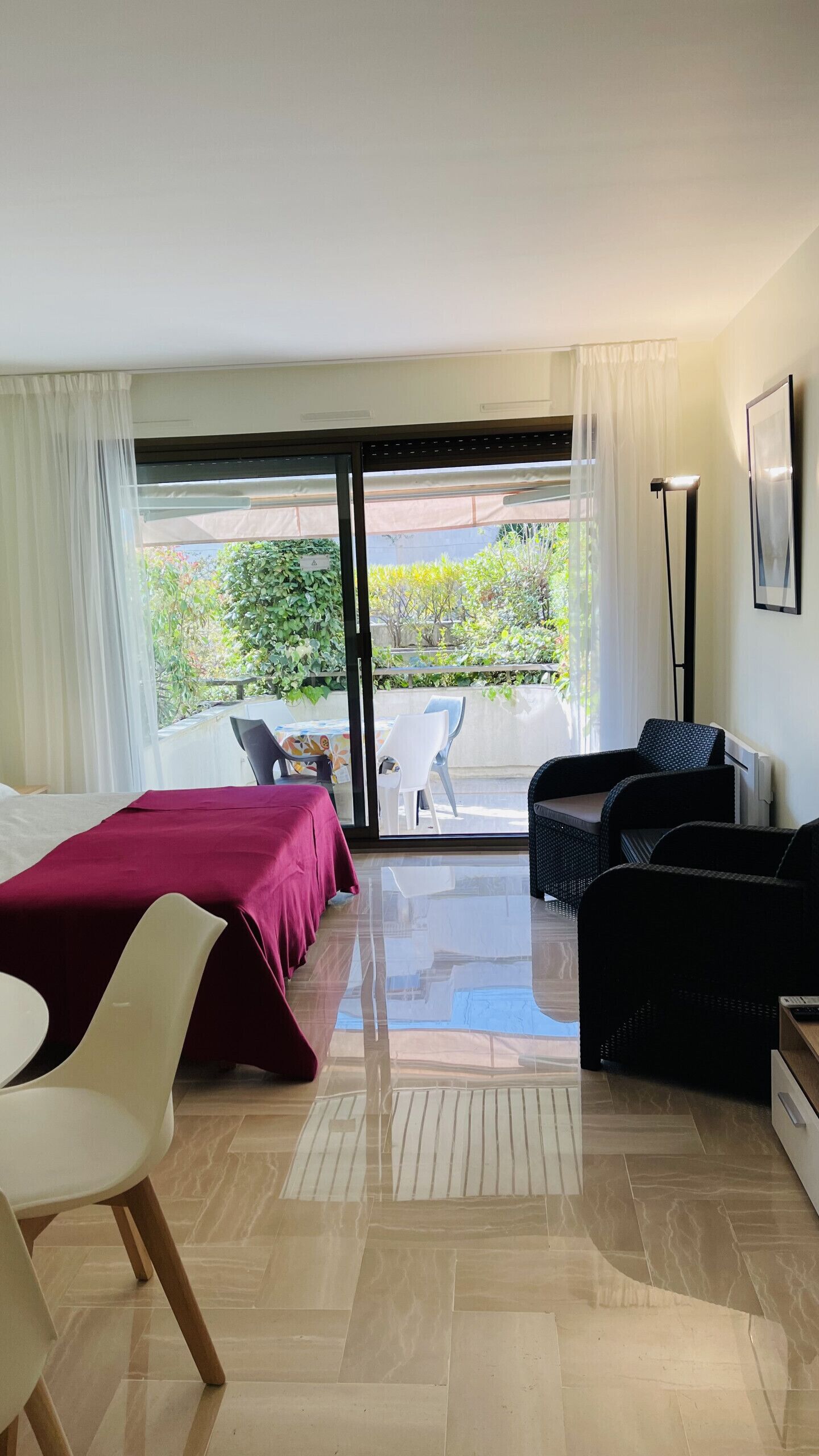 Iron/ironing board, bed sheets, wheelchair access