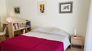 Iron/ironing board, bed sheets, wheelchair access