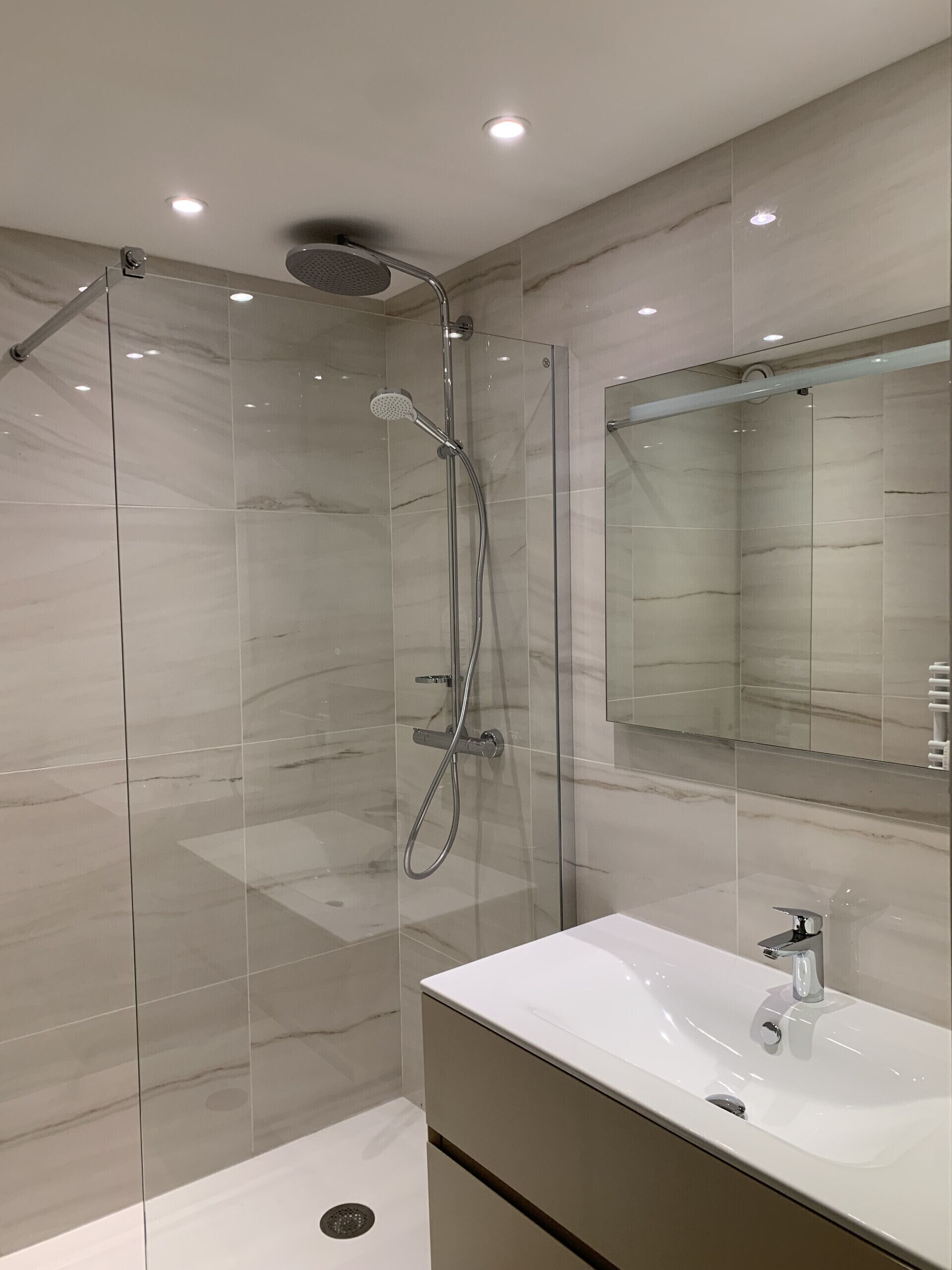 Baignoire, séchoir à cheveux