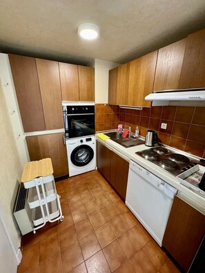 Kjøleskap, mikrobølgeovn, ovn og oppvaskmaskin