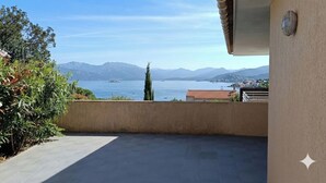 Een balkon met uitzicht op een meer en bergen.