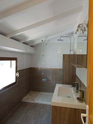 Een douche, toiletpapier