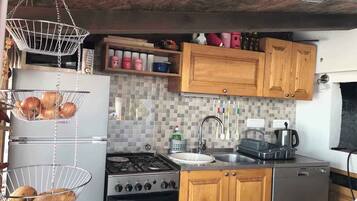 Geladeira, cooktop, torradeira, talheres/pratos/utensílios de cozinha