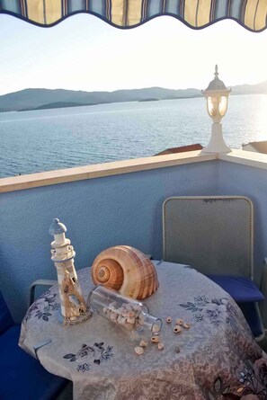 Outdoor dining - Holiday apartment With sea view and terrace (Komarna)