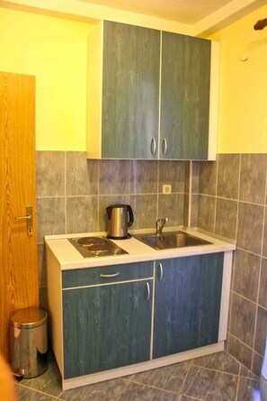 Fridge, stovetop, coffee/tea maker, toaster