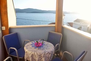 Outdoor dining - Holiday apartment only 50 m from the sea (Komarna)