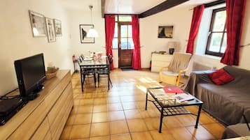 Televisie, een dvd-speler en boeken