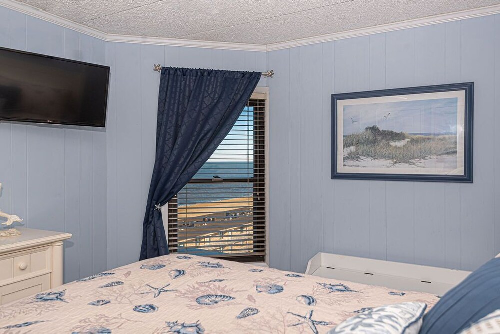 Curated visual reference: Visual Reference: Spacious Comfy 3 Bedroom Oceanfront Condo With Free WiFi An