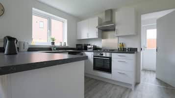 Maison, plusieurs lits | Cuisine privée | Réfrigérateur, micro-ondes, four, plaque de cuisson