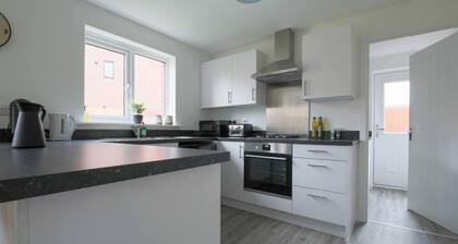 Beautiful 4-bed House 15 Mins to Cardiff & Newport