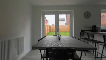 Maison, plusieurs lits | Restauration