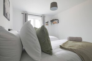 House, Multiple Beds | 4 bedrooms, iron/ironing board, free WiFi, bed sheets - Beautiful 4-bed House 15 Mins to Cardiff & Newport (Cardiff)