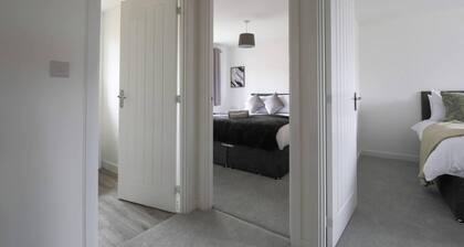 Beautiful 4-bed House 15 Mins to Cardiff & Newport