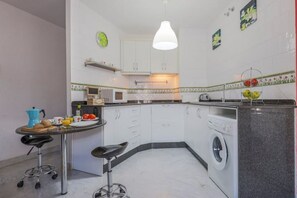 Een koelkast, een microgolfoven, een kookplaat