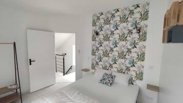 4 bedrooms, iron/ironing board, WiFi