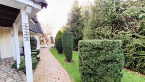 A pathway leading to a building with a sign reading "PAXIS." - Traumhafte Ferienwohnung vor den Toren Lübecks (Wesenberg)