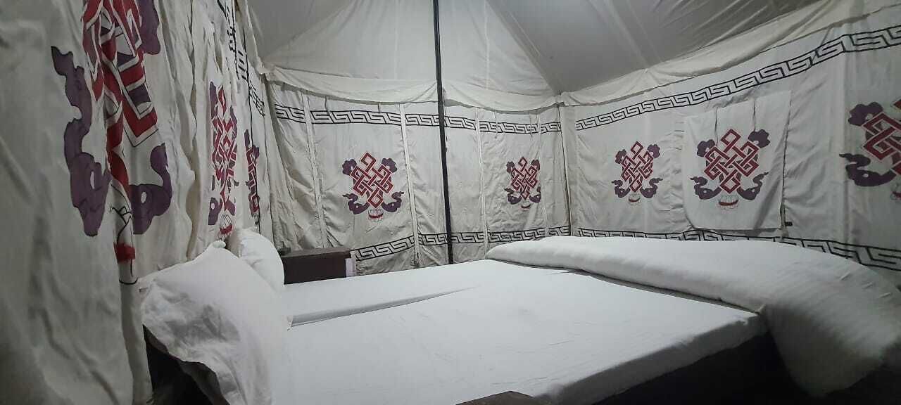15 bedrooms, blackout drapes, bed sheets