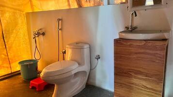 Tenda Deluxe | Bagno | Vasca, asciugamani, sapone, carta igienica