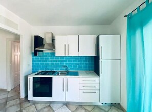 Appartement, 1 chambre | Cuisine privée | Grand réfrigérateur, four, batterie de cuisine, vaisselle et ustensiles
