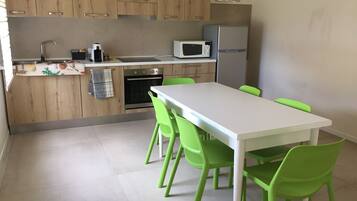 Appartamento | Cucina privata | Frigorifero, microonde, forno, piano cottura