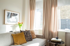TV - Newly renovated large 4/5 bedroom house with garden. (London)