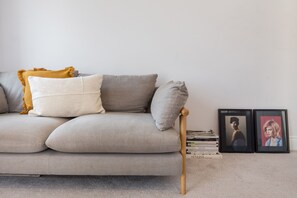 TV - Newly renovated large 4/5 bedroom house with garden. (London)