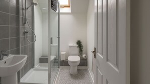 Un baño moderno con ducha, inodoro y lavabo.