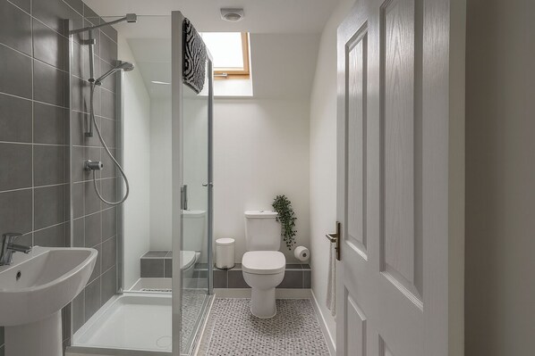 Combined shower/tub, deep soaking tub, hair dryer, towels