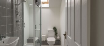 2 Bed-sleeps 7-free Parking-balcony