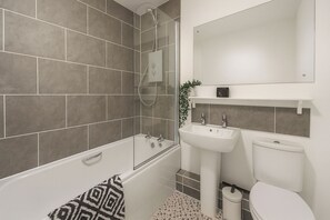 Duschwanne, Komfortbadewanne, Haartrockner, Handtücher