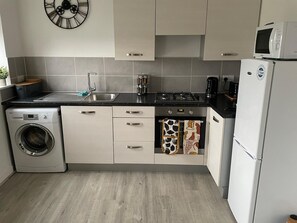 Căn hộ | Bếp riêng | Tủ lạnh, lò vi sóng, lò nướng, bếp nấu