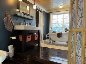 Sèche-cheveux, serviettes fournies, savon, shampoing