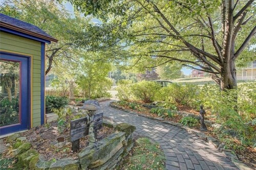 Quaint cottage steps from Marina 