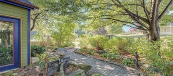 Quaint cottage steps from Marina 