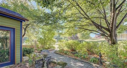 Quaint cottage steps from Marina