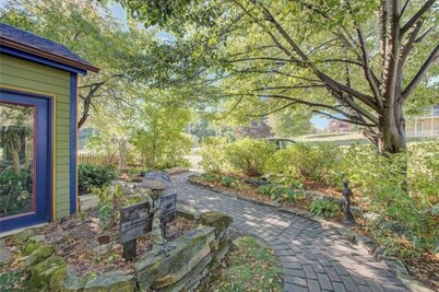 Quaint cottage steps from Marina 