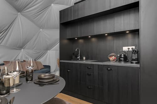 Tenda Luxury | Cucina privata | Mini-frigorifero, piano cottura, bollitore elettrico, tostapane