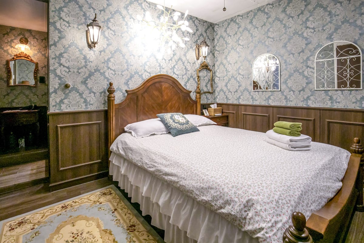 Habitación doble romántica, 1 cama Queen size, sin ventanas | Decoración personalizada y muebles diferentes