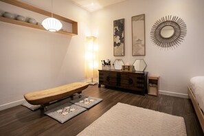 Habitación cuádruple de lujo, 2 camas Queen size (Private bathroom outside the room) | Decoración personalizada y muebles diferentes