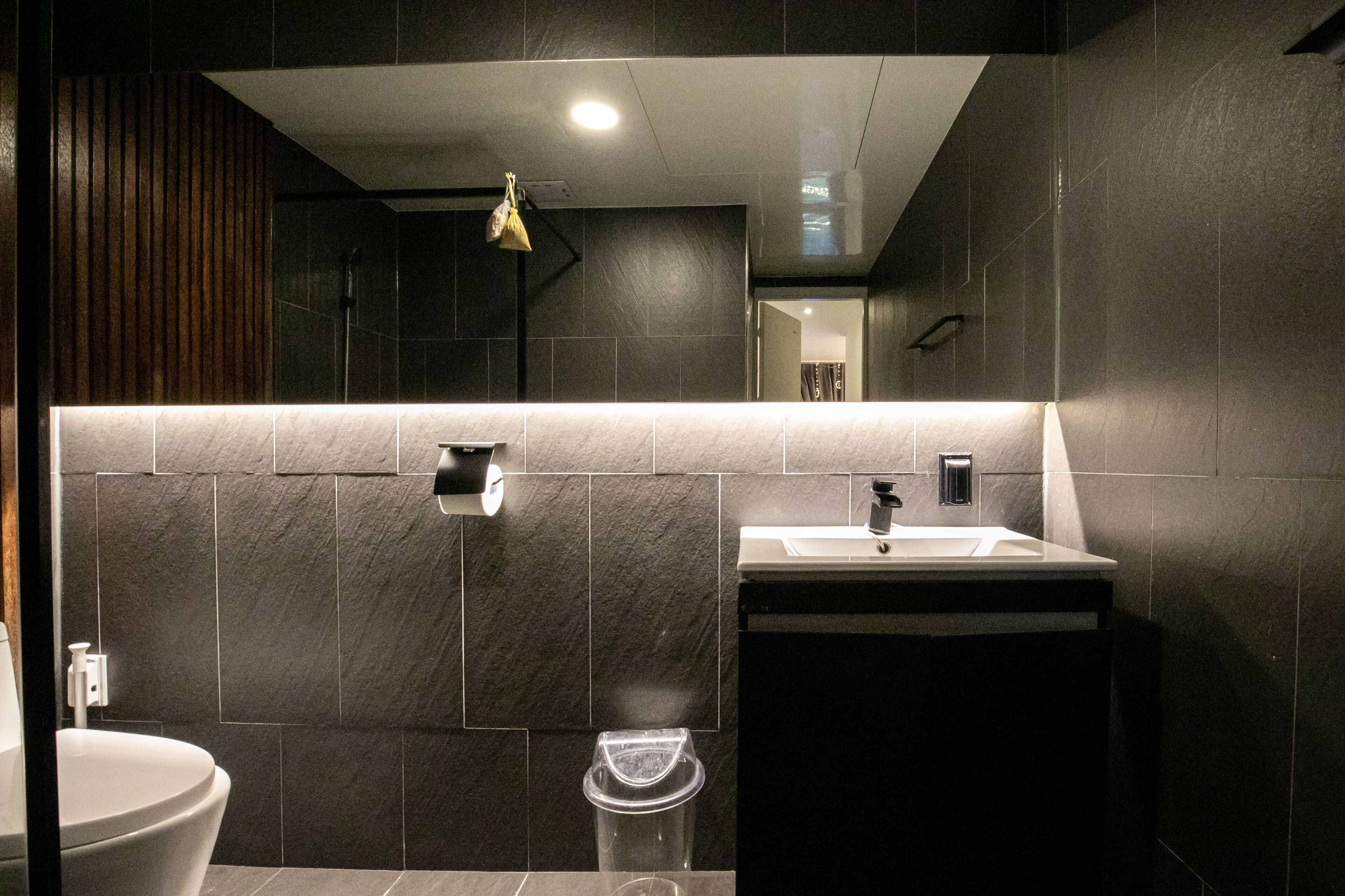 奢華四人房, 2 張加大雙人床 (Private bathroom outside the room) | 浴室 | 淋浴設備、免費梳洗用品、風筒、拖鞋