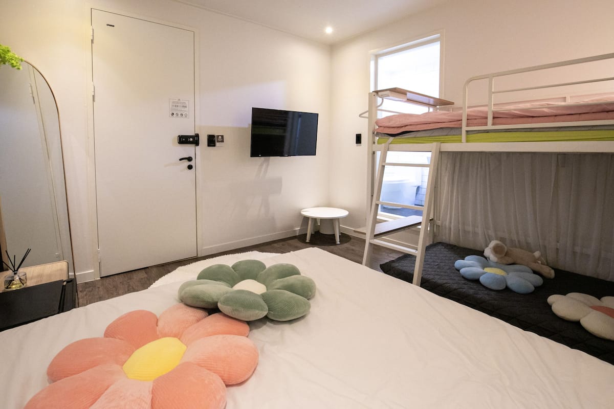 Habitación triple Elite, varias camas | Decoración personalizada y muebles diferentes