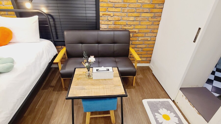 Bias K-GIRL GUESTHOUSE - Caters to Women